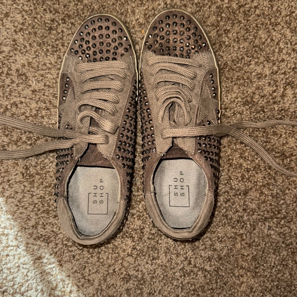 Tennis shoes